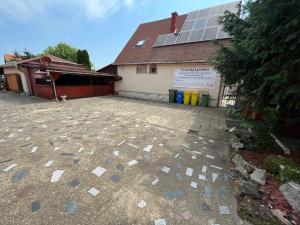 un edificio con muchas rocas en el suelo en Tiszavirág apartman, en Tiszakeszi