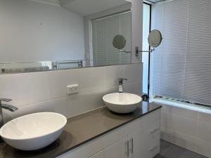 Applecross 2 Bedrooms by Swan River的一间浴室