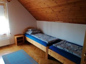 una camera con 2 letti a castello in mansarda di 14 férőhelyes ház saját stéggel, játszótérrel Balatonfenyvesen vízparti utcában a Balatonfenyves