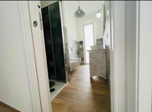 ein Badezimmer mit einer Badewanne, einem Waschbecken und einem Spiegel in der Unterkunft Domo Mea in La Caletta