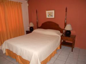 Tempat tidur dalam kamar di Pipers Cove Resort