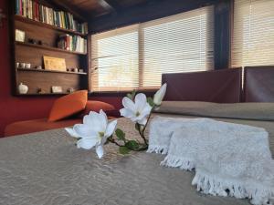 ein Schlafzimmer mit einem Bett mit weißen Blumen darauf in der Unterkunft Relax Sicily House in Savoca 