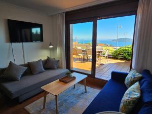 a living room with a couch and a table at Vistas magnificas Islas Atlanticas in Baiona