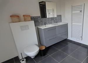 La salle de bains est pourvue de toilettes blanches et d'un lavabo. dans l'établissement Maison à L' arcouest proche embarcadere Bréhat, à Ploubazlanec