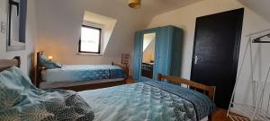 um quarto com 2 camas e um espelho em Maison à L' arcouest proche embarcadere Bréhat em Ploubazlanec