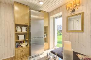 uma cozinha com um frigorífico de aço inoxidável em Dvi liepos em Merkinė
