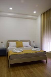 เตียงในห้องที่ Rosa Rooms Pompei