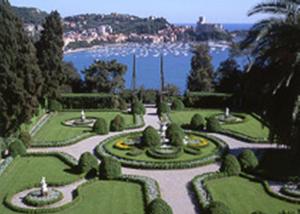 サン・テレンツォにあるCasa Floraの水辺の景色を望む庭園