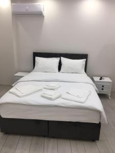 duże łóżko z dwoma białymi ręcznikami w obiekcie LATİBULE süit otel w mieście Pelitli