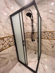 lustro w łazience z prysznicem w obiekcie LATİBULE süit otel w mieście Pelitli