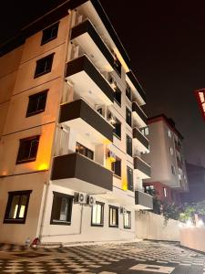 un edificio con balcones en un lateral en LATİBULE süit otel, en Pelitli