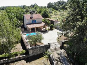 een luchtzicht op een huis met een zwembad bij Family-sized renovated Istrian house w/lavand field - 20min from Rovinj. in Žminj