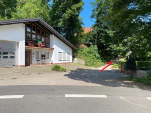 Un aquilone rosso vola davanti a una casa di Haus Dreil a Ober-Abtsteinach