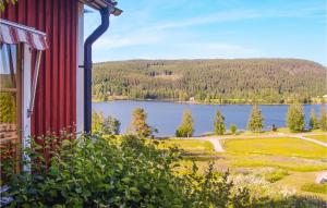 uma vista para um lago a partir de uma casa em Stunning Home In Gunnarskog With Kitchen em Gunnarskog