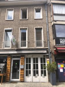 un edificio in mattoni con porte bianche su una strada di Cozy studio in Hasselt a Hasselt