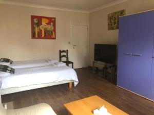 una camera d'albergo con un letto e una TV di Cozy studio in Hasselt a Hasselt