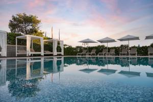 Bazén v ubytování Hotel Orient & Pacific nebo v jeho okolí