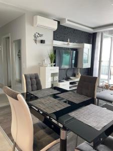 Televízia a/alebo spoločenská miestnosť v ubytovaní Silver Gray Appartment