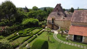 una vista aérea de una casa con jardín en L'Intemporelle B&B, en Le Buisson de Cadouin