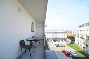 Un balcón con mesa y sillas y una vista. en Spacious and comfy in Sibiu, en Sibiu