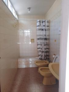 門多薩的住宿－CONSORCIO ARIZU，浴室设有2个卫生间和水槽