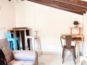 uma sala de estar com um sofá e cadeiras em Loft buhardilla en perfecta ubicación em Santander