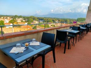 a row of tables and chairs on a balcony at Au Remp'Arts in Elne