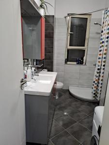 y baño con lavabo, aseo y bañera. en Tirana’s Elevated Apartment en Tirana