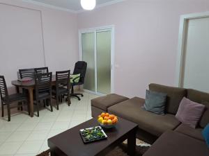 sala de estar con sofá y mesa en Tirana’s Elevated Apartment en Tirana