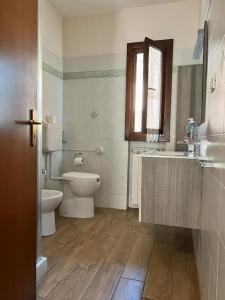 a bathroom with a toilet and a sink at Appartamento Altopascio sulla Francigena in Spianate