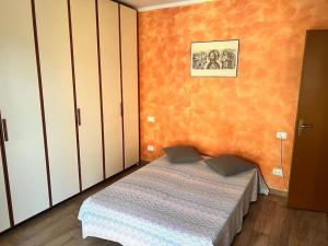 a bedroom with a bed and white cabinets at Appartamento Altopascio sulla Francigena in Spianate