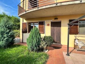 a house with two bushes in front of it at Appartamento Altopascio sulla Francigena in Spianate