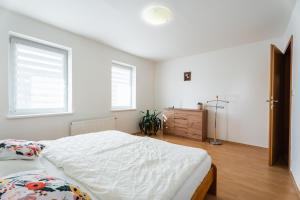 Ένα ή περισσότερα κρεβάτια σε δωμάτιο στο Apartmány Frýda