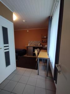 um quarto com uma mesa e uma sala de estar em Room for 2 em Šiauliai