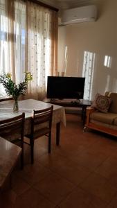 Μια τηλεόραση ή/και κέντρο ψυχαγωγίας στο Spacious 2-Bedroom Apartment with Balcony & Stunning Rio Mall View