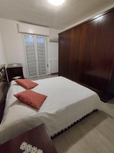 Schlafzimmer mit einem großen Bett mit einem Kopfteil aus Holz in der Unterkunft Da Silvana 