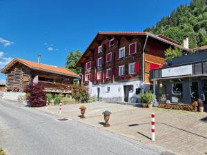 eine Straße mit Gebäuden und einem Hydranten am Straßenrand in der Unterkunft Chesa Prema Ferienwohnung in Cavardiras