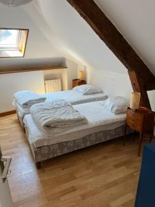 1 dormitorio con 2 camas en un ático en Spacieux appartement pour 6 en Guérande