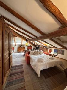 una camera con un grande letto e un soggiorno di Appartamento Les Cimes a Bardonecchia