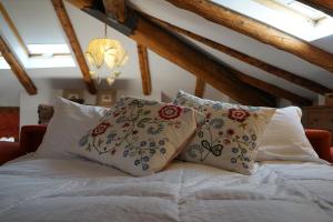 un letto con due cuscini sopra di Appartamento Les Cimes a Bardonecchia