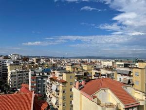 vistas a una ciudad con edificios en Tirana’s Elevated Apartment en Tirana