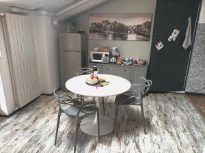 A kitchen or kitchenette at La petite maison de Claire