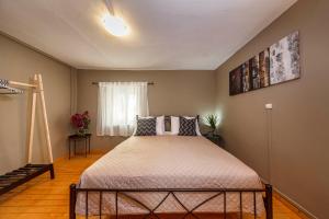 - une chambre avec un lit dans l'établissement Trinity Apartment, à Anemómylos