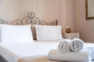 A bed or beds in a room at Harmony Apartments