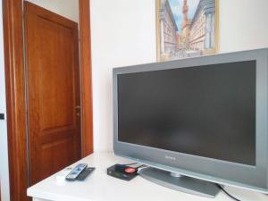 奥尔比亚La Casa dei Fenicotteri的桌子上配有平面电视