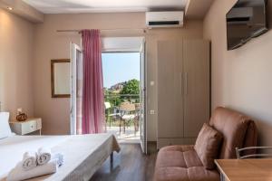 A bed or beds in a room at Harmony Apartments