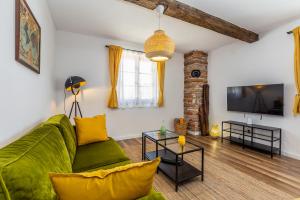 un soggiorno con divano verde e TV di Kuća za odmor ADRIATIC DREAM a Sveti Ivan