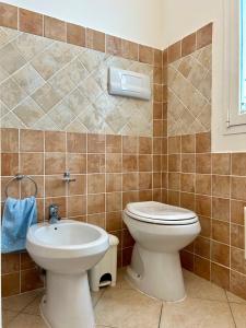 uma casa de banho com um WC e um lavatório em VILLA FRANCESCA em Tanaunella