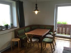 jadalnia z drewnianym stołem i krzesłami w obiekcie Haus Schmid Mattsee w mieście Mattsee