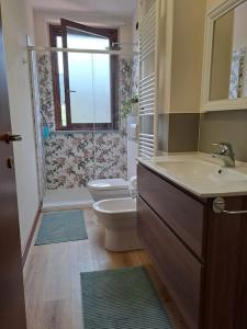 een badkamer met een wastafel, een toilet en een douche bij The Green House in Troghi in Troghi